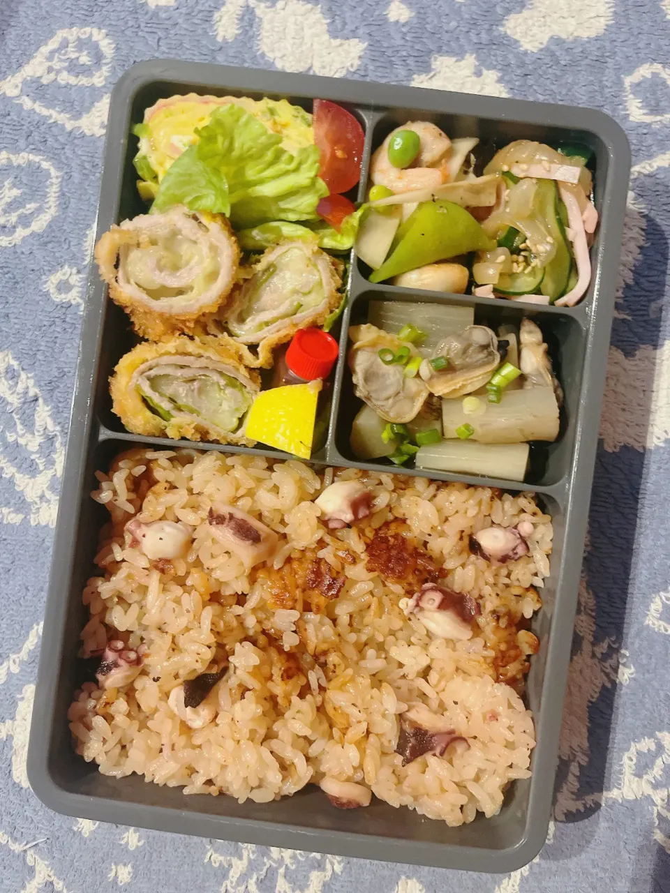 Snapdishの料理写真:タコ飯弁当|とぴさん