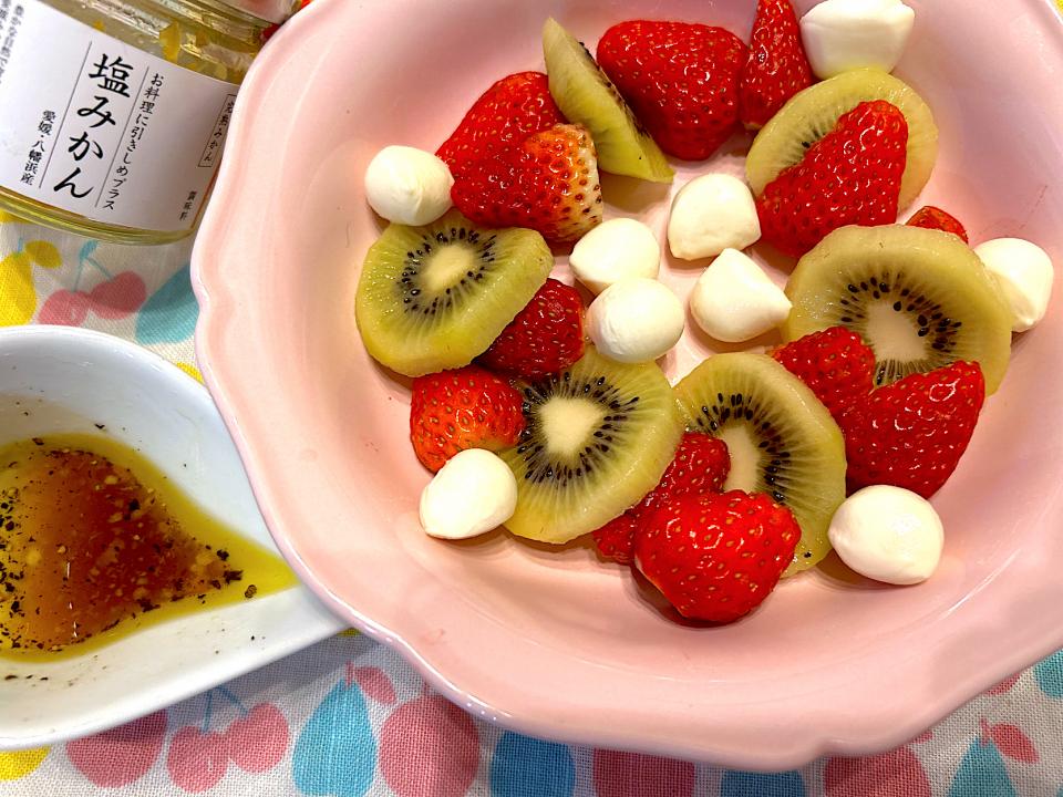 みかん香る🍊イチゴとキウイのカプレーゼ