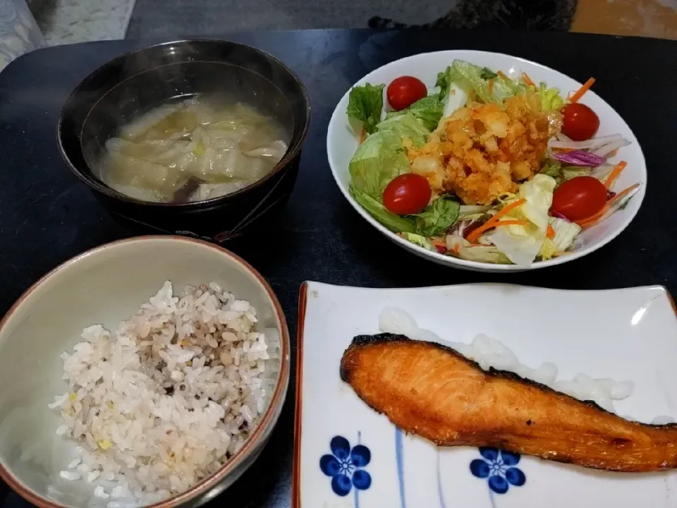 Snapdishの料理写真:銀鮭塩焼き、ポテトサラダキムチとごま油和え野菜たっぷり味噌汁を五穀米を食して今夜からの夜勤に備えます|Tarou  Masayukiさん