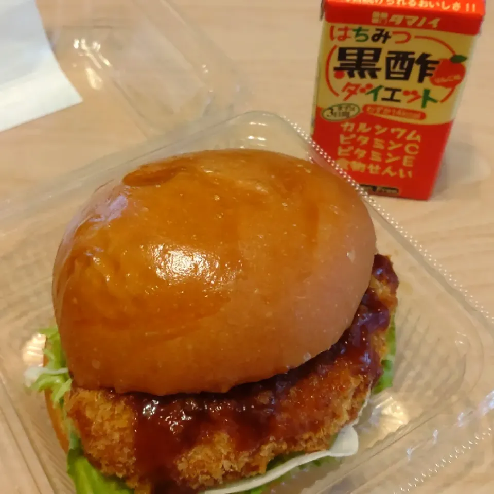 コロッケバーガーと黒酢のランチ|しまだ ちえこさん