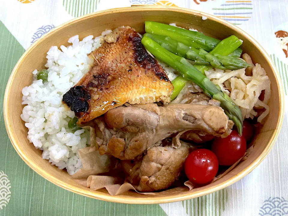 焼魚、鶏肉うま煮とおばんざいの豆ご飯🍱|なお🅿️さん