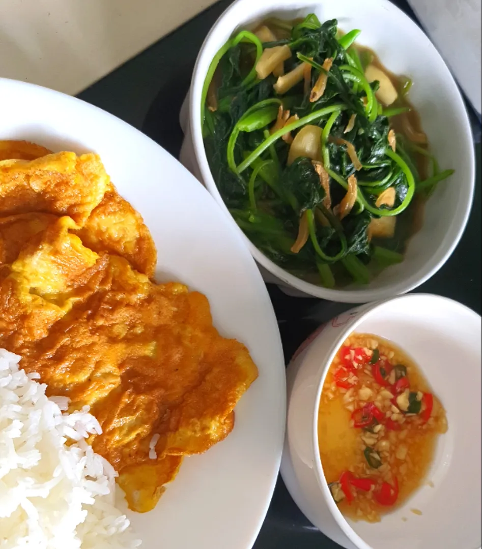 Snapdishの料理写真:Simple lunch 🤗🤤
stir fry spinach 
baby shrimps omelette 
steamed rice + sliced chilli padi|🌷lynnlicious🌷さん