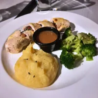 chicken, mashed potato and steamed broccoli