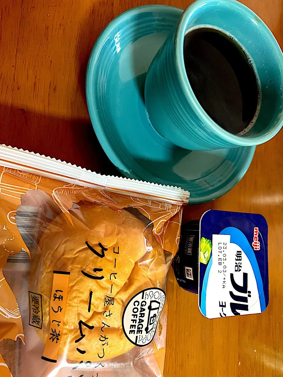 #朝食 流しで売りに来てたクリームパン(ほうじ茶味)、アロエヨーグルト、薄しぃコーヒー|ms903さん