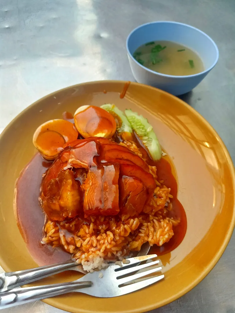 Thai Style Red BBQ Pork over Rice w/ Red Sauce aka "Khao Moo Dang"
...
Savory, Sweet & Juicy 😋
...|An'leeさん