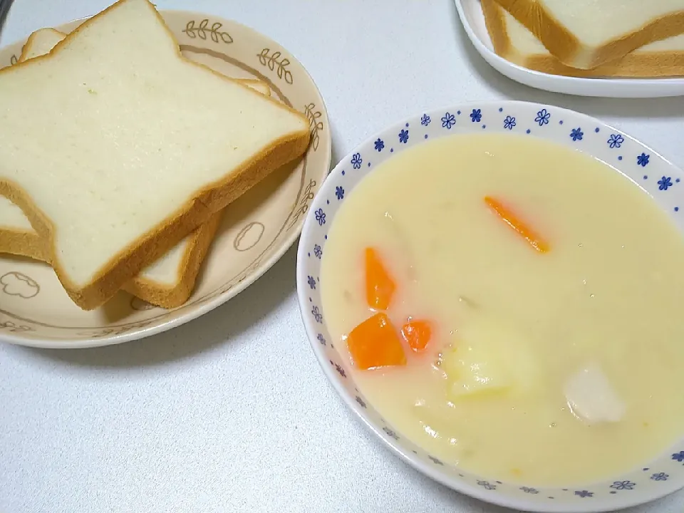 今日の晩ごはんはクリームシチュー🍴|りおさん