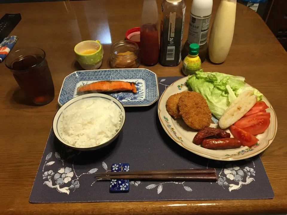 お惣菜の焼き鮭と揚げ物プレートと笹かまぼこ(夕飯)|enarinさん