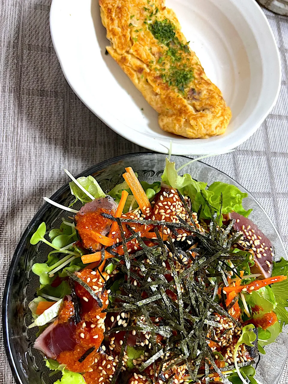 Snapdishの料理写真:かつおの韓国風和えサラダと山芋たらこオムレツ|ともこさん