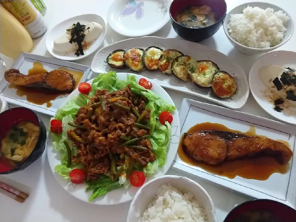 夕食(*^^*)
ハラミとニンニクの芽炒め&サラダ🥗
ぶりの照り焼き
しいたけチーズ焼き
冷奴
お味噌汁(ほうれん草、油揚げ)|プリン☆さん