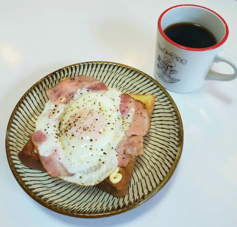 Snapdishの料理写真:ひとり暮らしの朝ごはん
休日のベーコンエッグトースト|keeijnsさん