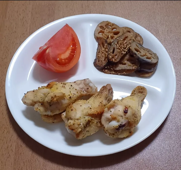 手羽元の香草スパイス焼き
レンコンのわさび醤油炒め
トマト
ご飯🍚|ナナさん