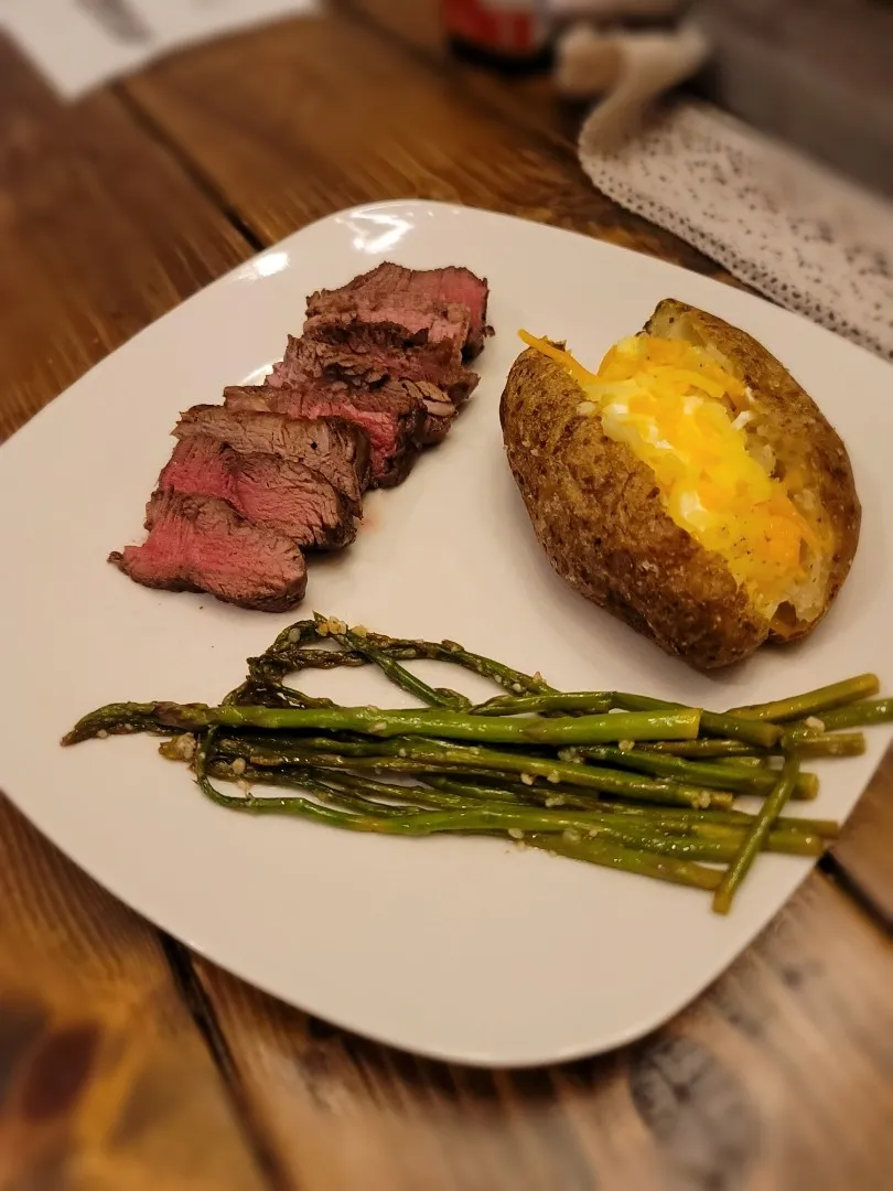 Sirloin filet, baked potato, and garlic butter asparagus|Travis Stoneさん