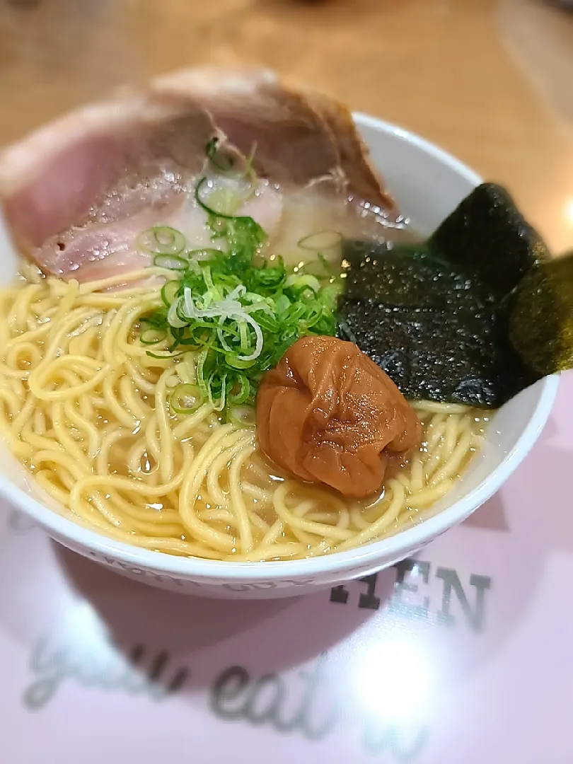 Snapdishの料理写真:おうちで塩ラーメンハチミツ梅乗せ😋|みぽりん♪さん