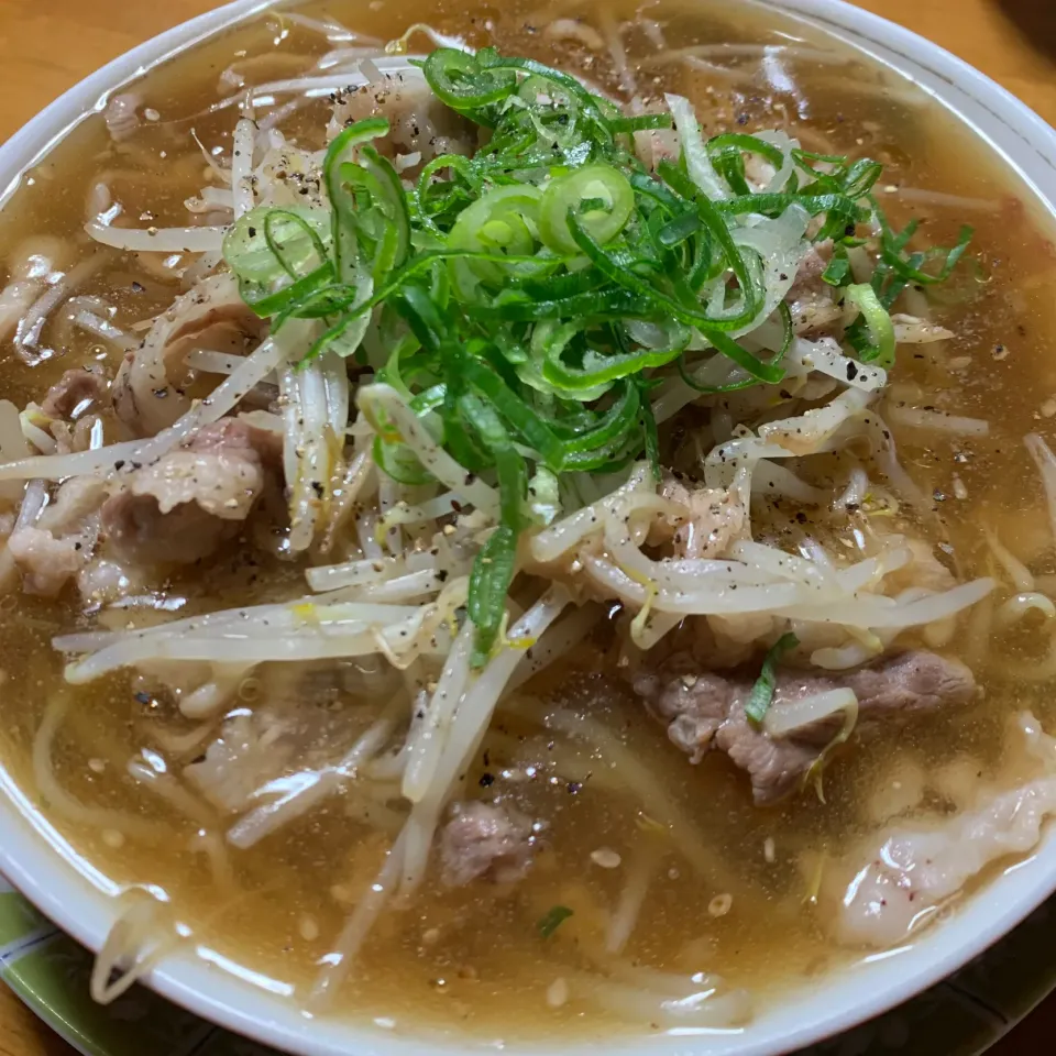 Snapdishの料理写真:お昼^_^出前一丁をアレンジ^_^もやしあんかけラーメンに。|きよっさんさん