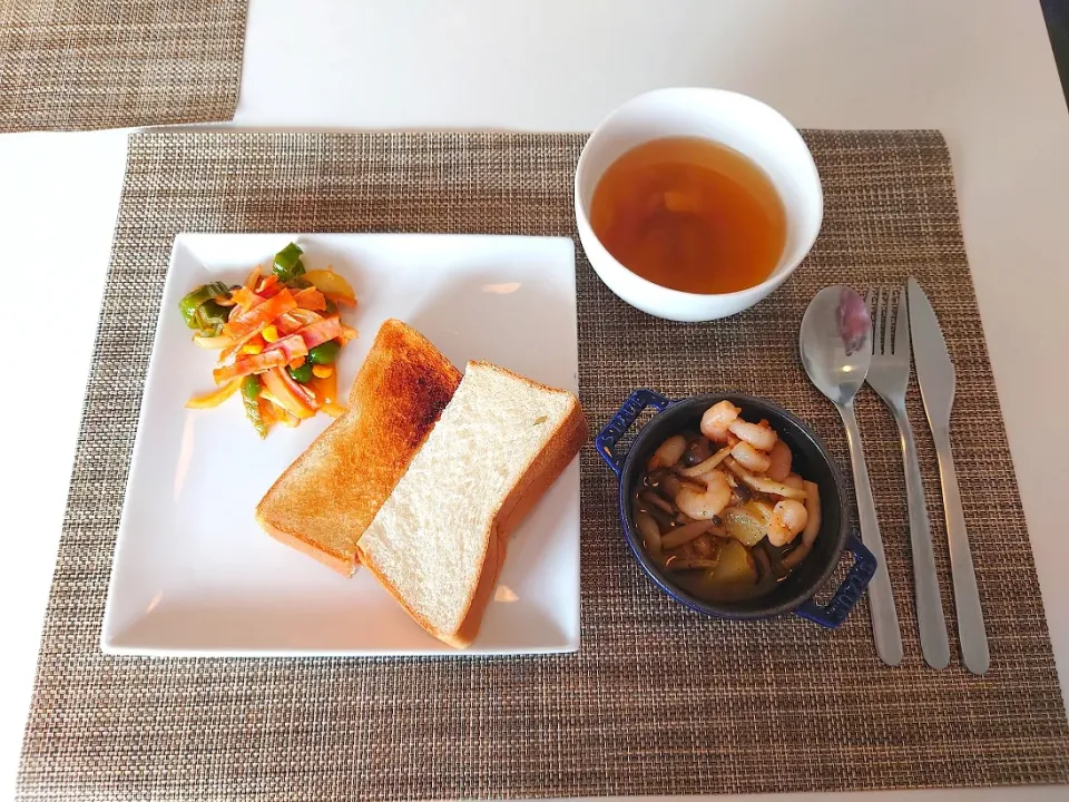 今日の昼食　ヤマザキ太陽の力🍞食パン、ピーマンケチャップ炒め、えびとじゃがいものアヒージョ、ごぼうのコンソメスープ|pinknari🐰🌈さん