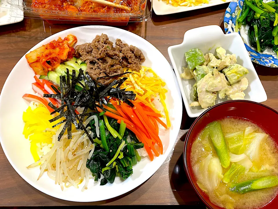 巻かない　のっけキンパ　春キャベツとアスパラの味噌汁　アボカドとサラダチキンのマヨ醤油和え|おさむん17さん