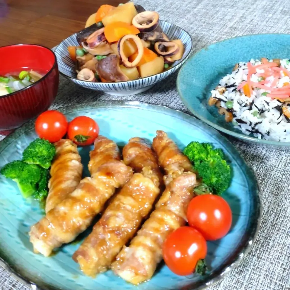 豚バラえのき巻•イカとじゃが芋の煮物•ひじき寿司•お味噌汁|cherry🍒さん