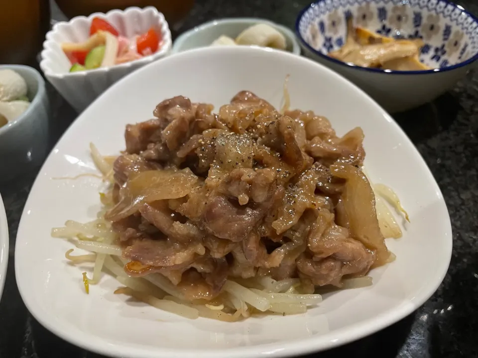 ●炒めもやしと豚の旨ダレ●エリンギのにんにくバター醤油●ちくきゅう●トマトときゅうりの塩だれ●味噌汁|SAKI🖤✨さん