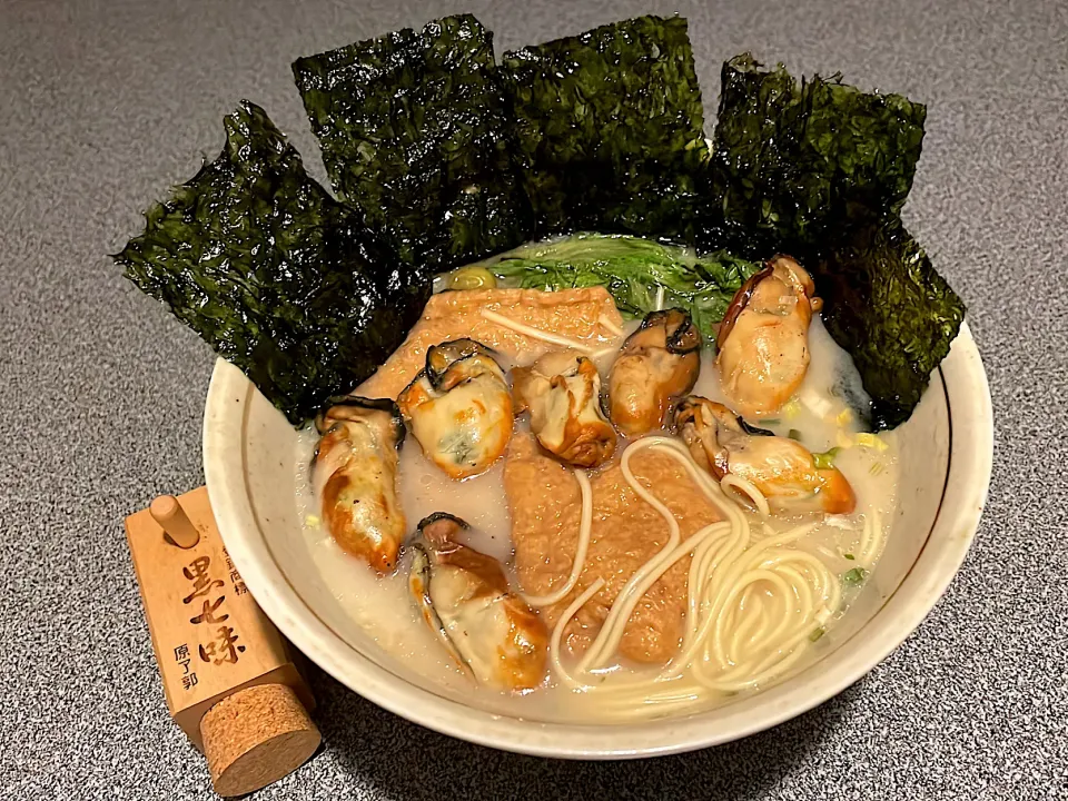 豚骨ラーメン。牡蠣、味つけ油あげ付|270w178bさん