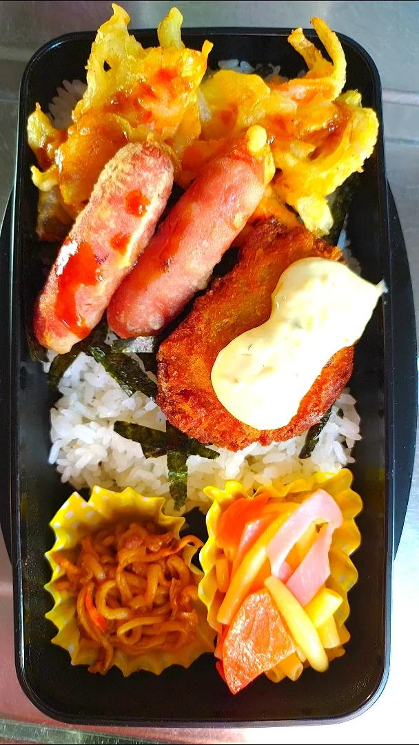 旦那弁当　2023/2/26

白身魚のフライ
ニンジン&タマネギのかきあげ
ウインナー天
焼きそば
マカロニサラダ|ユキヨメ♪さん