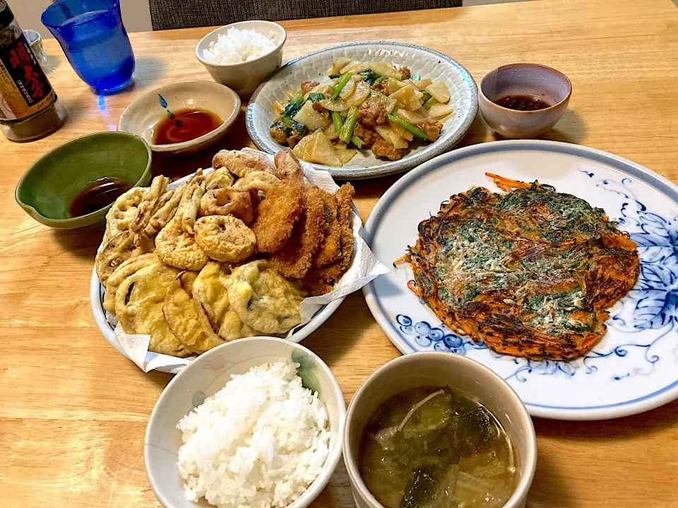 大豆のお肉フィレタイプで大根胡麻味噌炒め🧡天麩羅色々とヒレカツ🧡エゴマ葉と人参のおやき🧡ワカメと白菜のお味噌汁のこり|さくたえさん