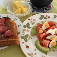 Snapdishの料理写真:今年のいちごのコンフィチュールでのーんびりと朝食を🍓|tamemitiさん