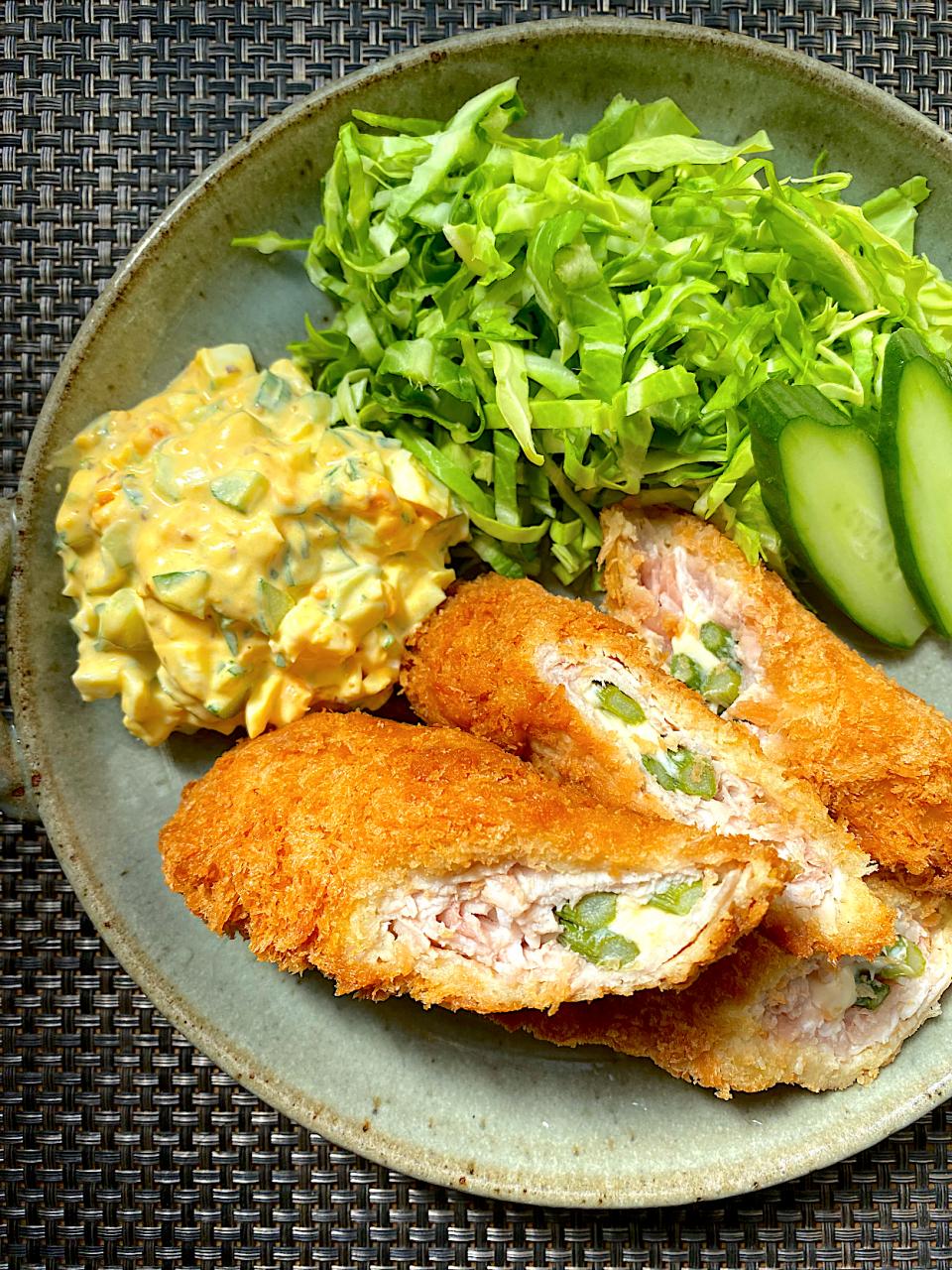 豚肉のアスパラチーズ巻き　キュウリタルタル