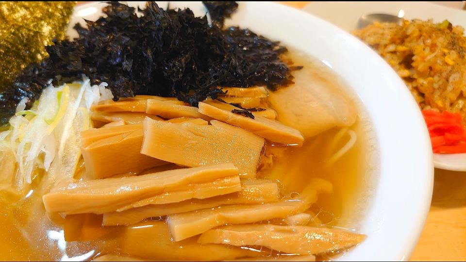 【TRY ラーメン大賞2019 - 2020 
新人賞にぼし部門第1位】
新潟中華そば うめ川
ラーチャン (煮干中華そばと半炒飯
のセット、1,100円)
＋岩のり (うめ川Tシャツ着用無料)
＋メンマ (裏メニュー、100円)
@板橋区役所前5分
(赤羽から徒歩36分)
23045  (46,569)