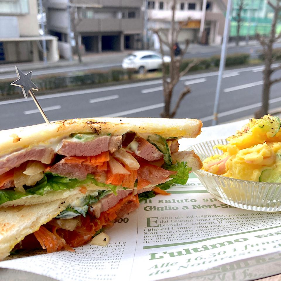 サンドとポテサラでブランチ