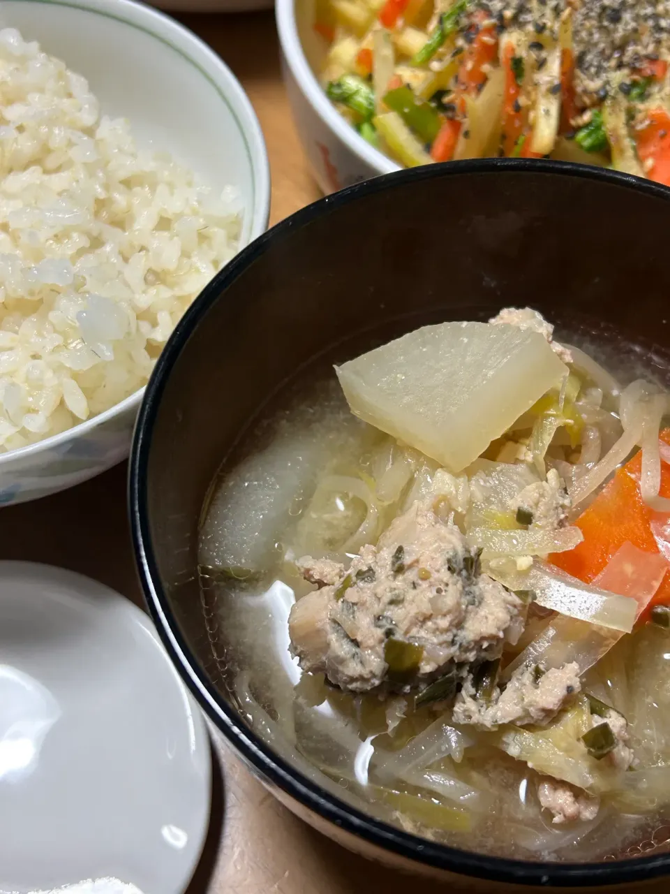 餃子のタネ肉団子入りお味噌汁🥟|kiroさん