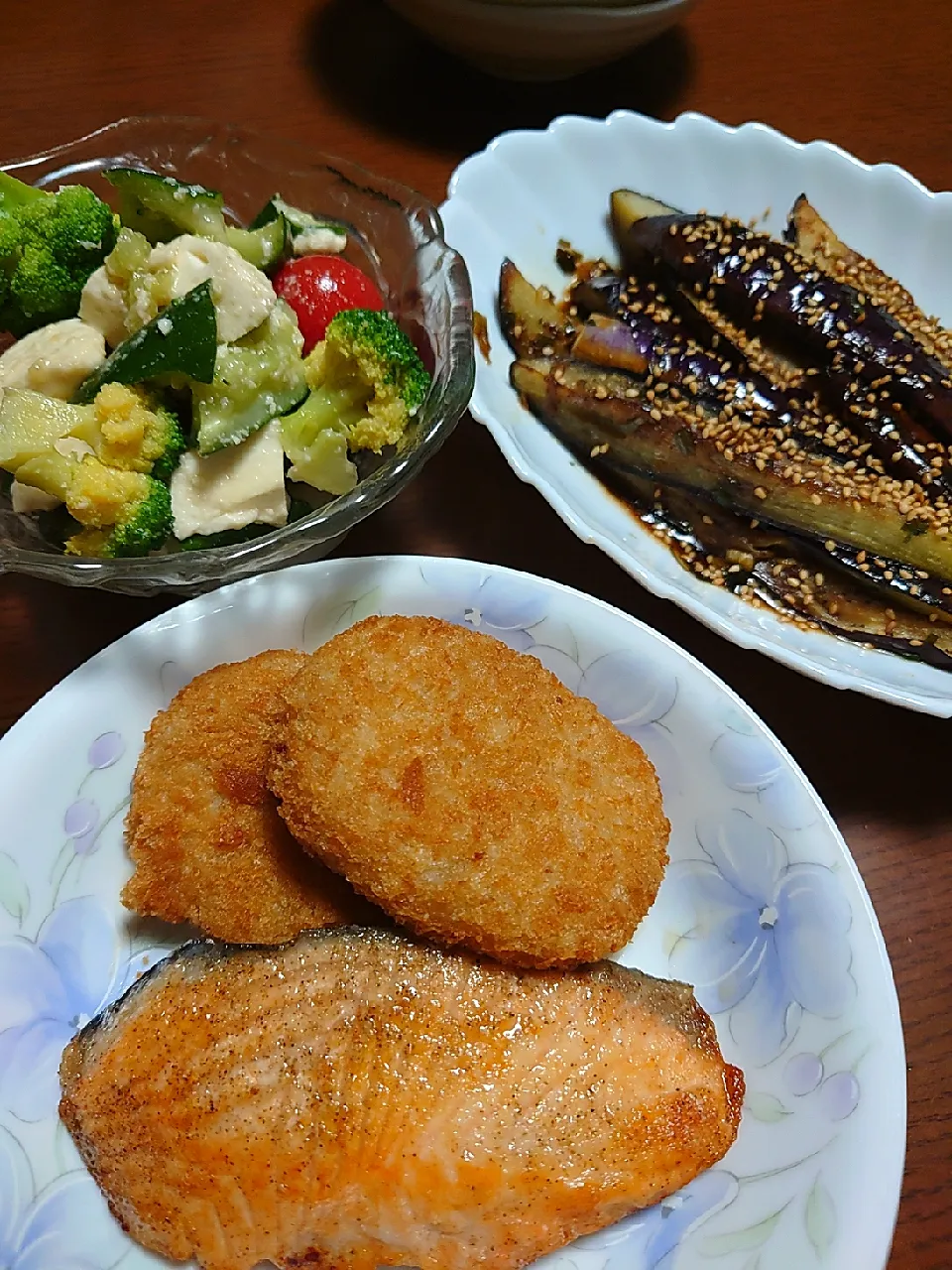 サーモンバターソテー
コロッケ
よだれ茄子
サラダ|ぱやさん