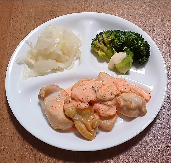 Snapdishの料理写真:鶏胸肉のグリルキムチタルタル
だし酢玉ねぎ
ブロッコリー
ご飯🍚|ナナさん