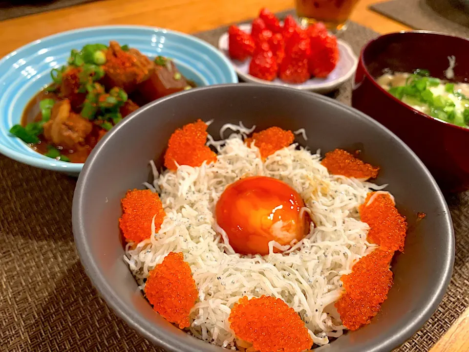 しらすランラン丼(卵黄醤油漬け＋とびこ)|いちごさん