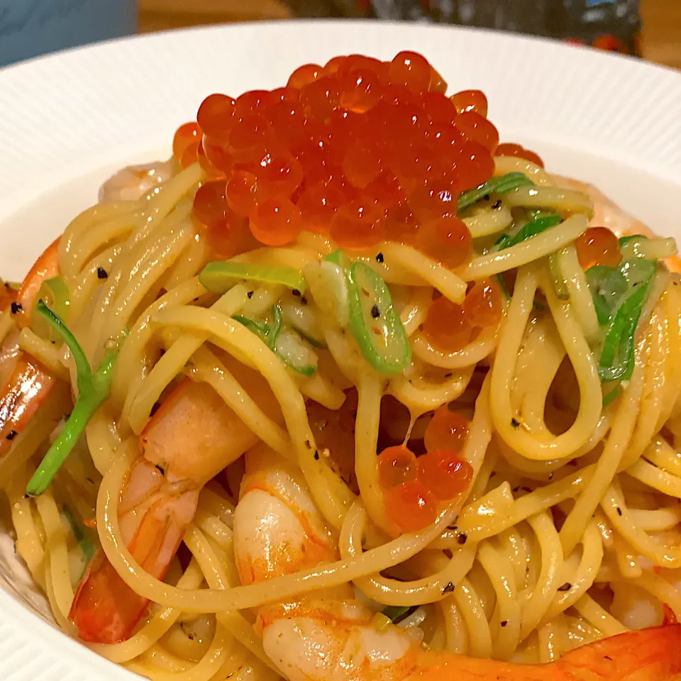 Snapdishの料理写真:Dinner ! Dinner ! 
Pasta fusion 
Spaghetti Pasta with Butter and Garlic with Tom Yum flavored Prawns in Sesame oil , Fresh Basil 🌿 topped with ikura with Fresh|Emanuel Hayashiさん