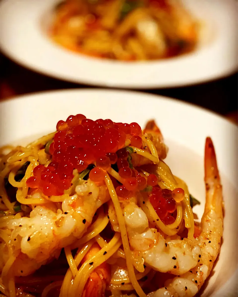 Dinner ! Dinner ! 
Pasta fusion 
Spaghetti Pasta with Butter and Garlic with Tom Yum flavored Prawns in Sesame oil , Fresh Basil 🌿 topped with ikura with Fresh|Emanuel Hayashiさん