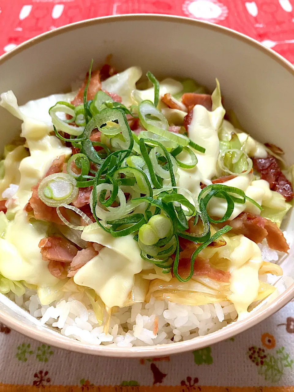 キャベツと焼豚のチーズと葱のせ丼|KAORUNSHEEPさん