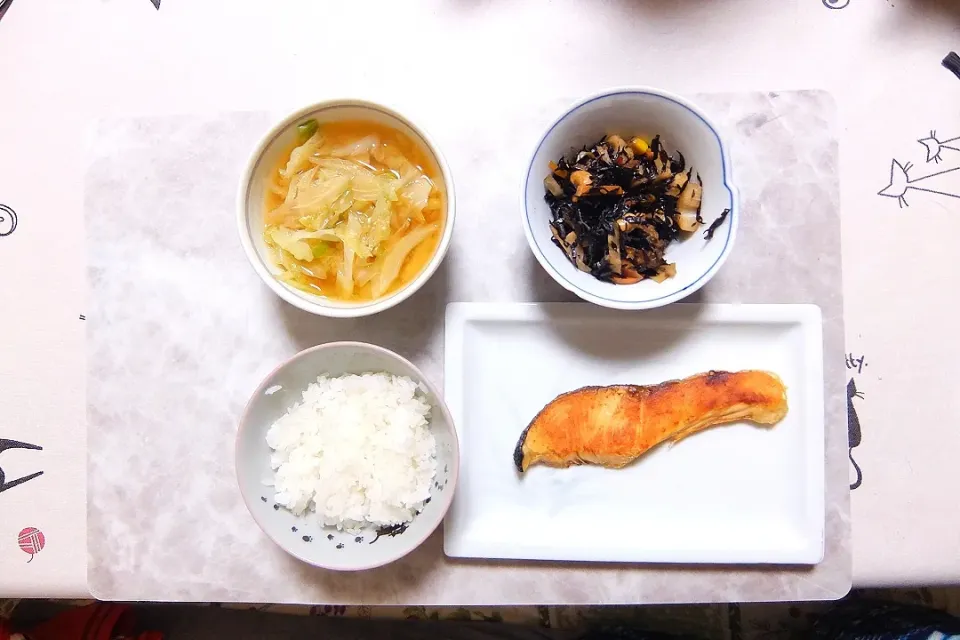 和食晩ごはん✨焼き鮭定食☺️
焼き鮭、ひじきの煮物、キャベツの味噌汁✨
ごはんが進む🎉|深夜特急fさん