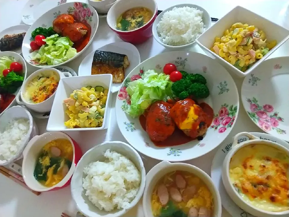 お誕生日ごはん🎂🎉
チーズハンバーグ&サラダ🥗
ベーコンポテトグラタン
マカロニサラダ
塩サバ
カレーコンソメスープ(ウインナー、玉ねぎ、卵、ほうれん草)|プリン☆さん