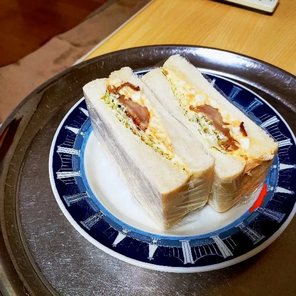 Snapdishの料理写真:てりやきチキン&たまごサラダサンド。|ariyo4200さん