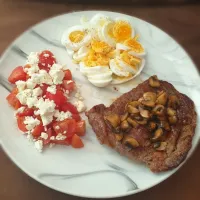 Ribeye Steak with cooked eggs, mushrooms, plum tomatoes and greek cheese.|Aldin Alicさん