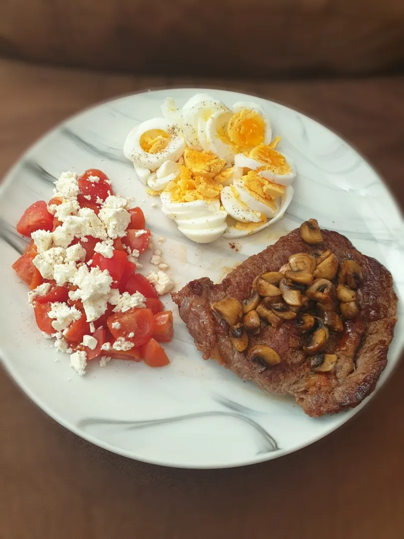 Ribeye Steak with cooked eggs, mushrooms, plum tomatoes and greek cheese.|Aldin Alicさん