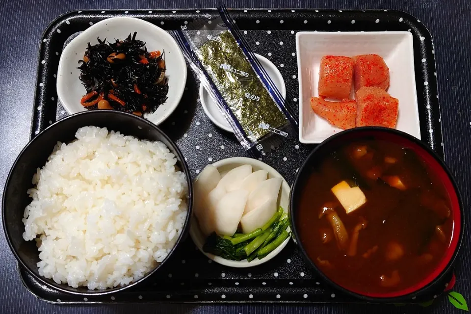 今日の朝ごはん（ごはんに辛子明太子（やまやのつぶ王）、味付のり、ひじき煮、赤だしのなめこ汁、かぶの浅漬）|Mars＠釜飯作り研究中さん