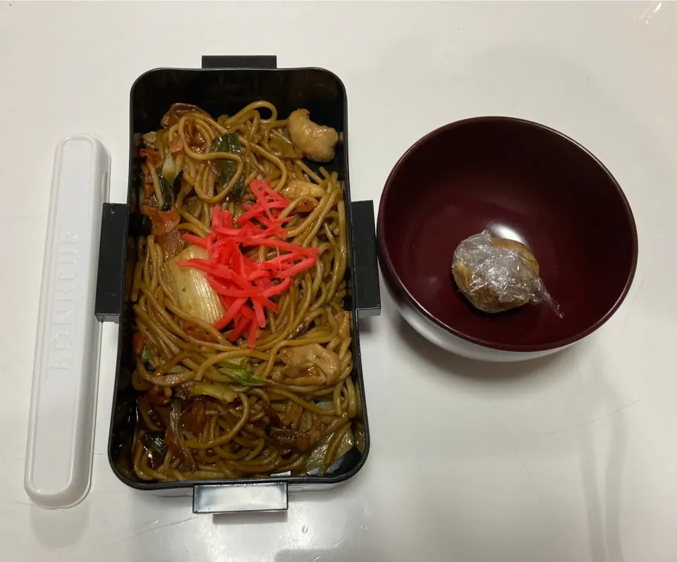 Snapdishの料理写真:パパ弁☆焼きそば☆みそ玉。今日も寒ーい(T ^ T)鶏皮で焼きそば作りました😅|Saharaさん