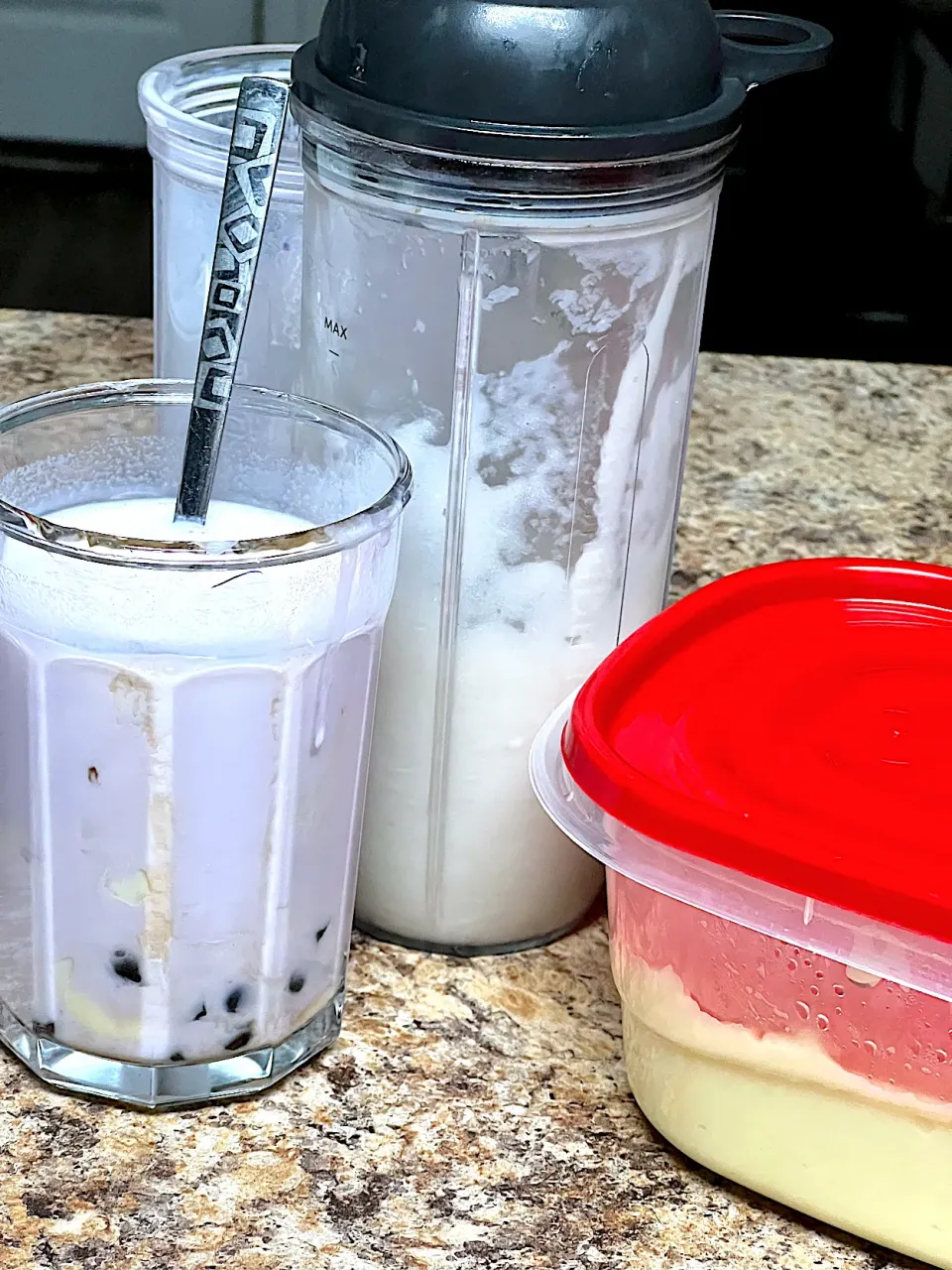 Homemade taro milk tea with boba and pudding.|joyce hernandezさん