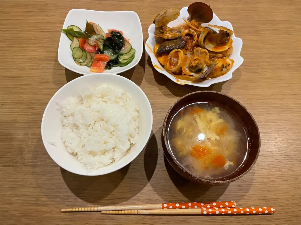 昨日の晩飯 タラホタテヤリイカのトマト煮 トマト中華サラダ トマトの酸辣スープ|おーたたくとさん