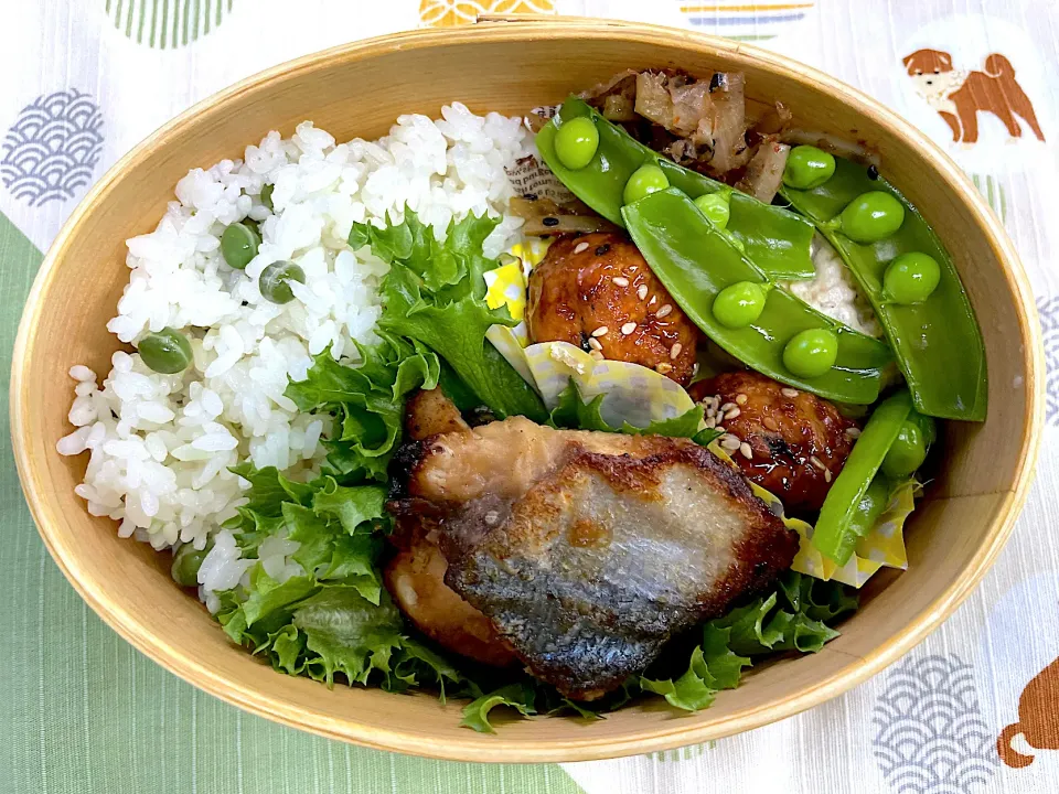 ブリ塩焼、ちりめん山椒ポテサラ、肉団子と豆ご飯🍱|なお🅿️さん