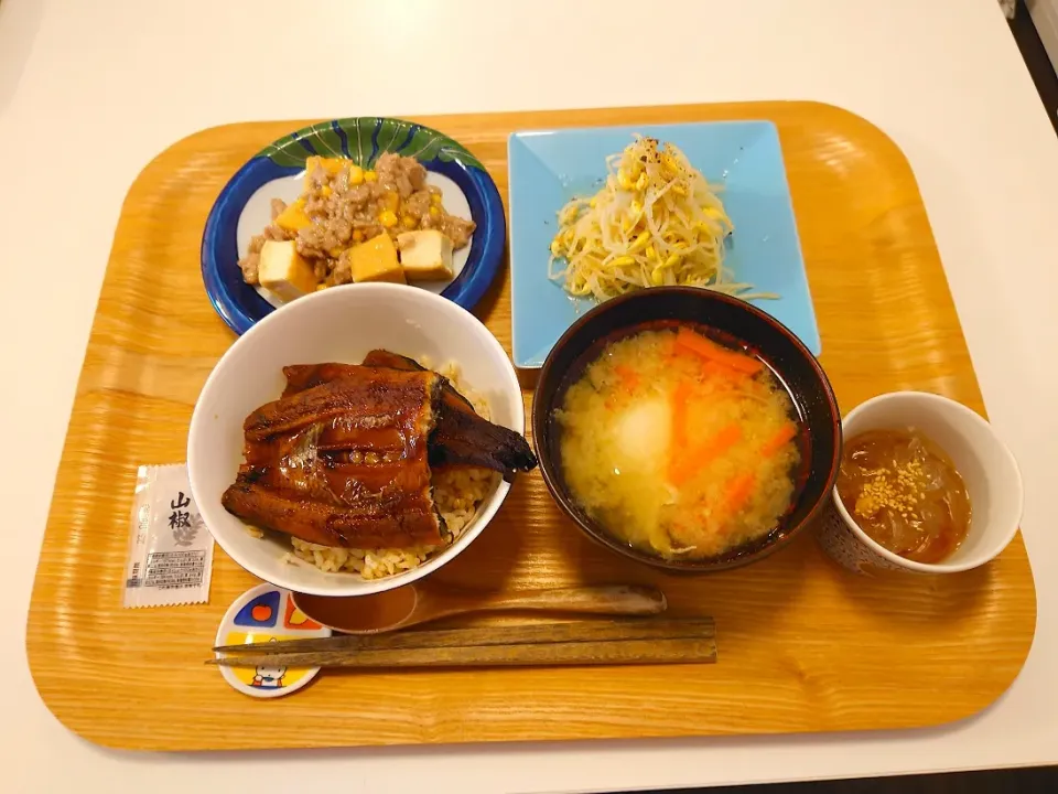 今日の夕食　鰻丼、厚揚げと塩麹そぼろあんかけ、もやしナムル、ところてん、落とし卵味噌汁|pinknari🐰🌈さん