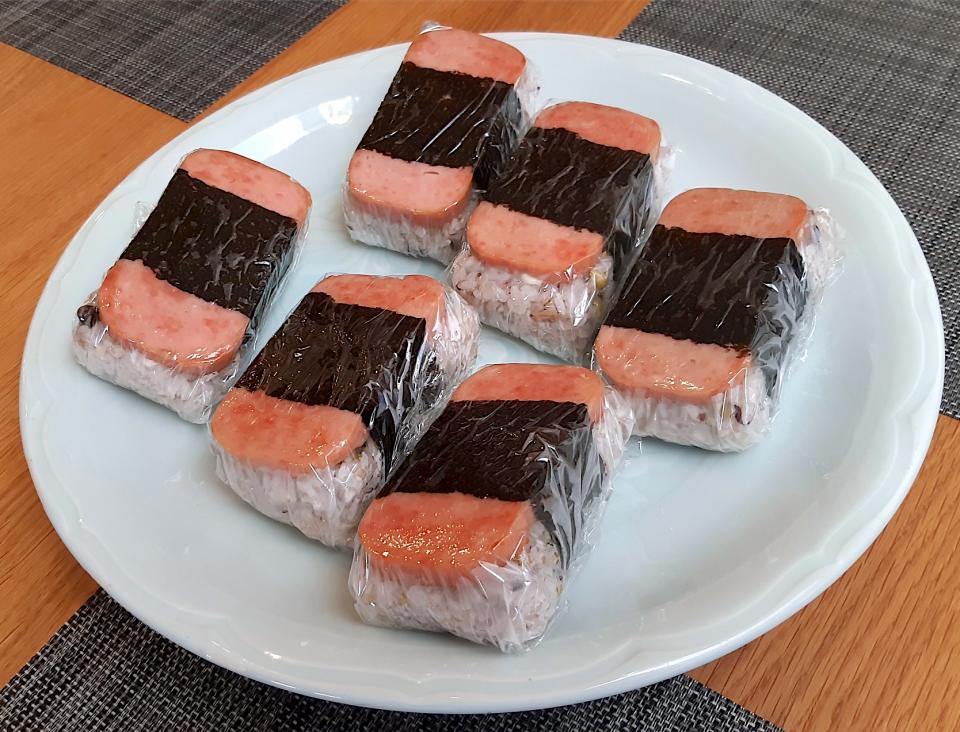スパムおにぎり🍙　ハワイのABCマートのSPAMおにぎりが食べたくてトリビュートw 雑穀米に昆布塩＋辛子マヨとブラックペッパーをトッピングしてからスパムON❣️ コレが美味いんだなー😋
