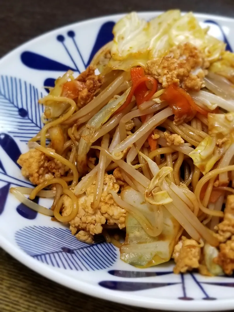 Snapdishの料理写真:パパ作👨ごろごろ鶏ひき肉の焼きそば|ぱんだのままんさん