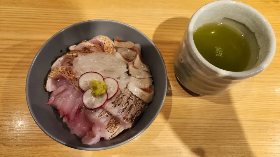 20230226
のどぐろ　ホウボウ　太刀魚　イカ　鰯の海鮮丼|noccoさん